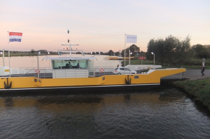 De pont aan de wal bij zonsondergang