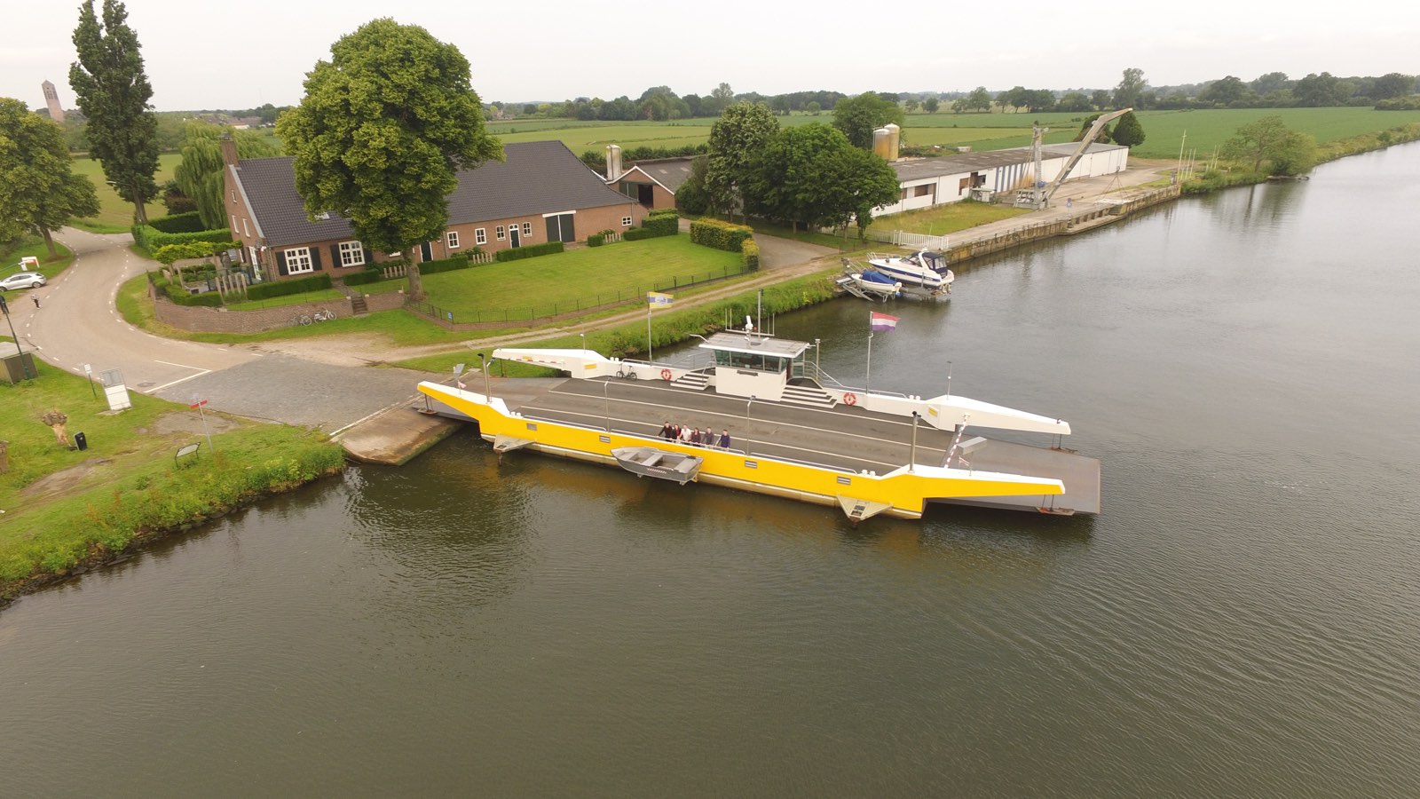 De aanlegplaats met de pont, gezien vanuit de lucht