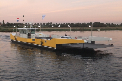 De Festina Lente vaart in het avondlicht over de Maas