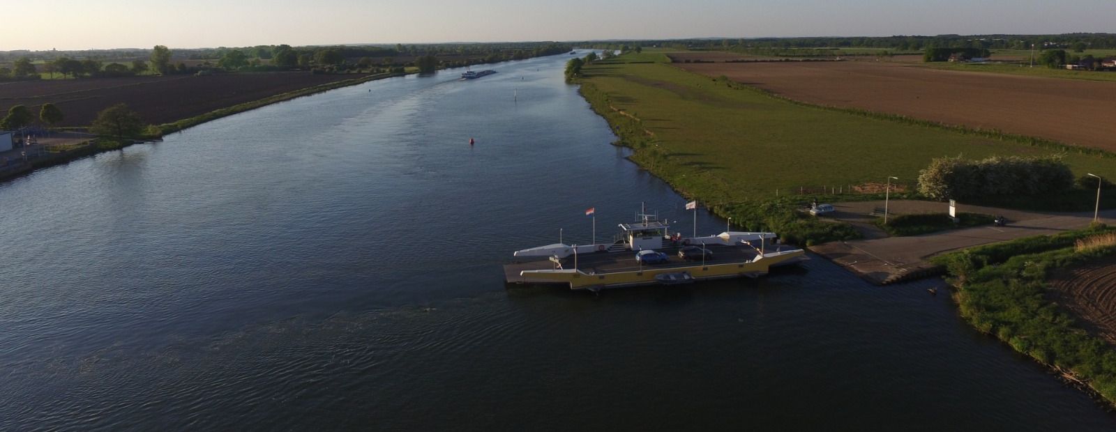 Het Maasdal vanuit de lucht, met de Festina Lente aan de oever bij Vierlingsbeek