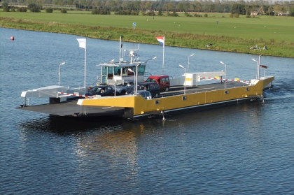 De Festina Lente met auto's aan boord midden op de rivier