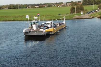 De Festina Lente steekt de Maas over