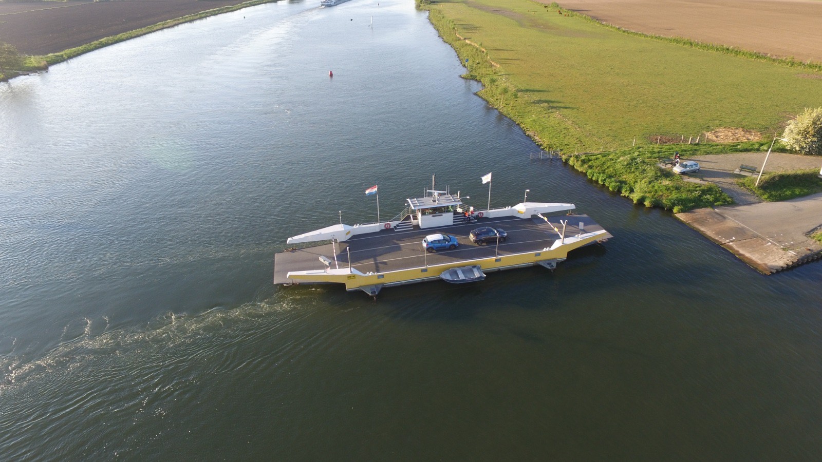 De Festina Lente met auto's aan boord op de Maas, gezien vanuit de lucht