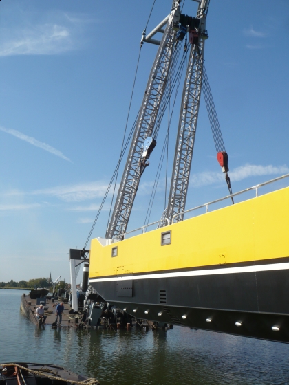 De nieuwe pont wordt met een kraan te water gelaten