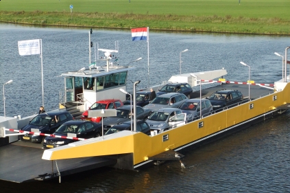 De Festina Lente vol beladen met auto's op de Maas