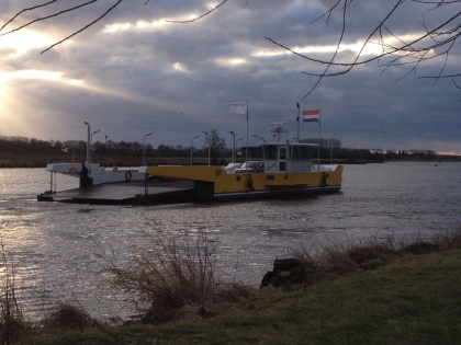 De pont onder een donkere winterlucht