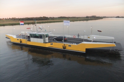 Zijaanzicht van de gele veerpont bij zonsondergang